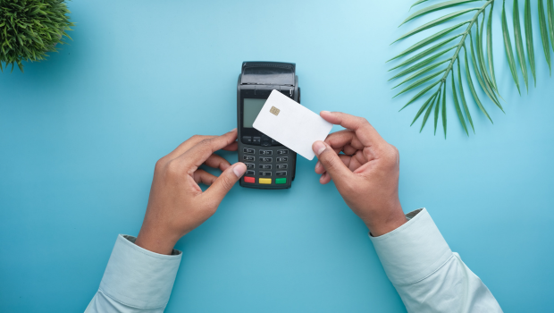 Karta kredytowa a debetowa i płatnicza – czym się różnią?